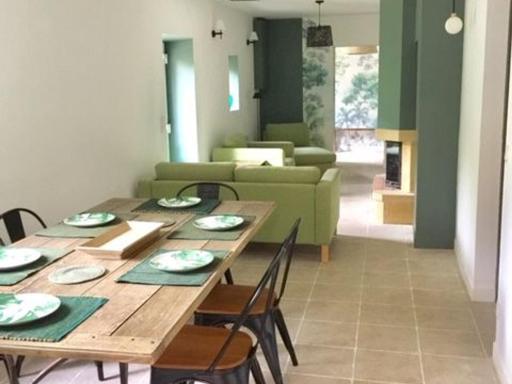 Charmant Gîte Familial Rénové avec 3 Chambres, Cheminée et Jardin, Proche Le Mans - FR-1-410-332 - Housity