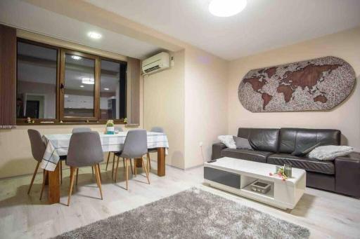 Sunny Spacious Apartment in a Great Location - Housity