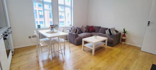 Spacious 3 Bed Flat near Liverpool street, Spitalfields - Housity