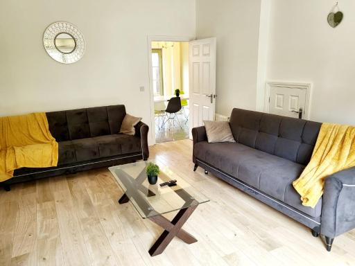 5 Bedroom house in great location, near stadium NN5 - Housity
