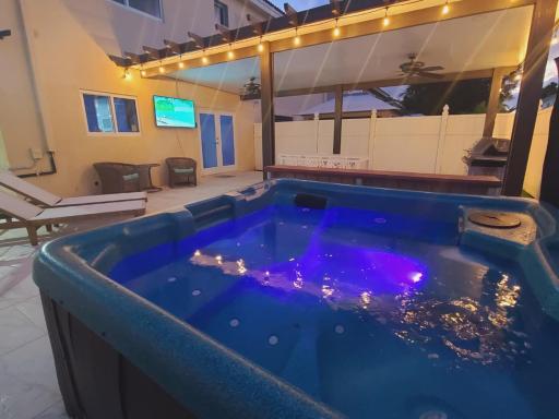 Boutique Style Home 3 Bedrooms Grill & Hot Tub - Housity