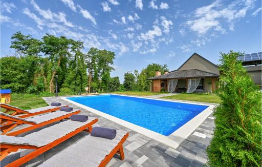 3 Bedroom Cozy Home In Gornje Plavnice - Housity