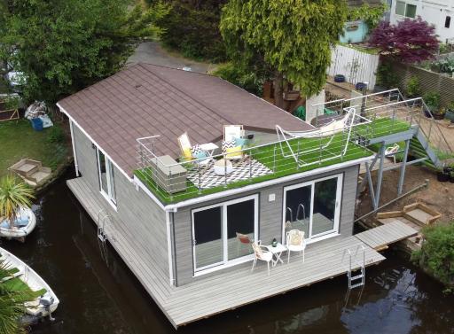Tulana Taggs - floating home on idyllic island - Housity