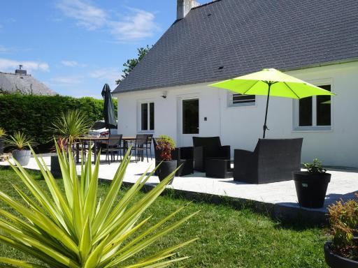 Comfortable Bungalow, Pink Granite Coast - Housity