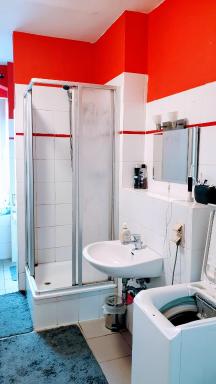 Room in City Center Halle with shared bathroom & kitchen - Free WiFi, Netflix, iPad & Ground floor - Housity