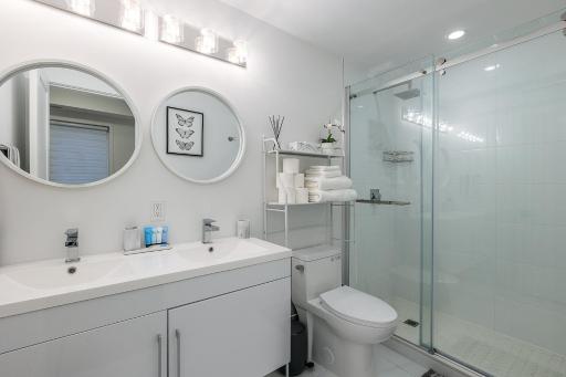 Exquisite 2 Bedroom Apt, mins to the falls. - Housity