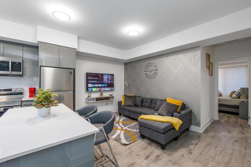 Exquisite 2 Bedroom Apt, mins to the falls. - Housity