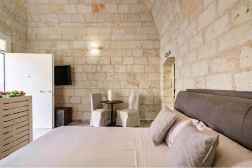 La Dimora del Re Luxury Suite con Jacuzzi - Housity