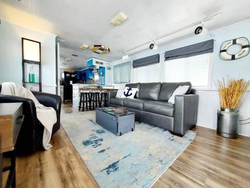 2 Story Houseboat Kayakfish Pets - Housity