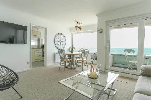 Tides - Beach front apartment in Bracklesham Bay - Housity