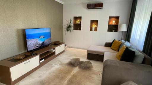 SIMPLY LOVELY Modern Apartment with BALCONY! - Housity