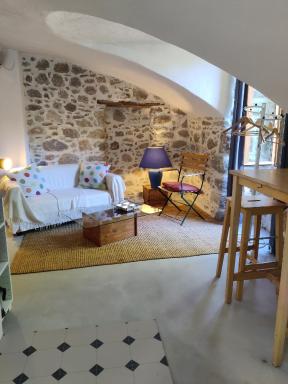 Rendez-vous sous le tilleul, en Cevennes. - Housity