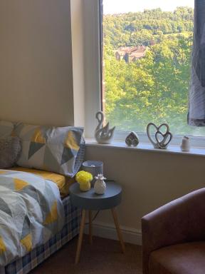 Delightful Cottage in Huddersfield town - Housity