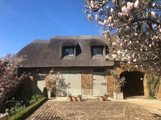 Charming, thatched guest house in the Cotswolds - Housity