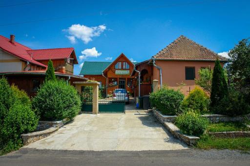 Cheerful 5-bedroom house close to Baile Felix 19km - Housity