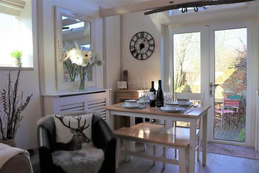 Beautiful Barn Conversion, 3 Bed, hot tub, sauna, gym, enclosed garden - Housity