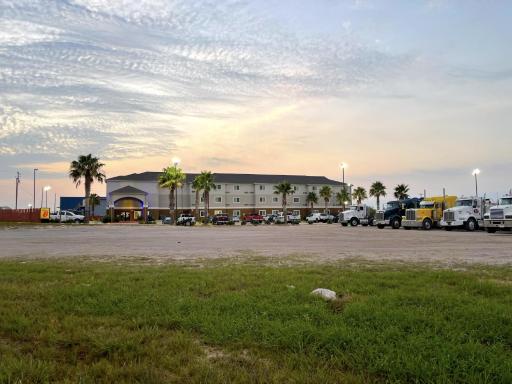 Super 8 by Wyndham Kenedy - Housity