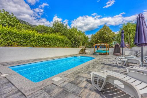 AS Apartments with swimming pool and a large yard - Housity
