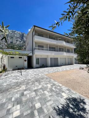 Beslic Apartments - Housity