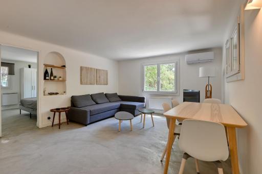 Spacious apartment in a villa with terrace and garden in Ventabren - Housity