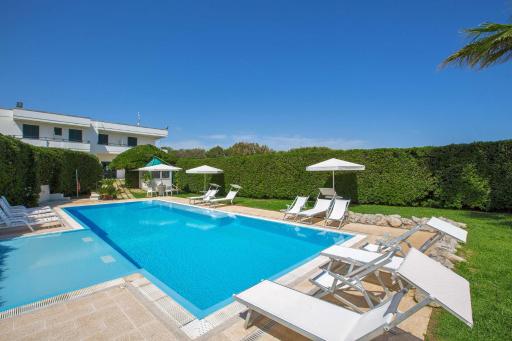 Residence Punta Cassano - In piscina sulla spiaggia di sabbia - Housity