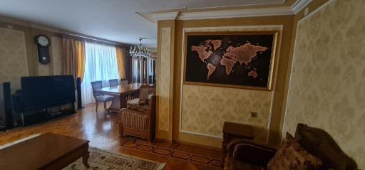Gold Wall Apartment - Housity