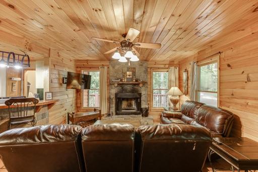 Cabin with Jacuzzi & Hydrotherapy SpaNear Helen - Housity