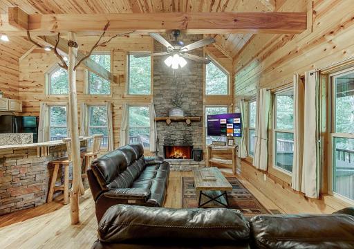 Amazing 4 Bed Family Cabin w Game Room - Housity
