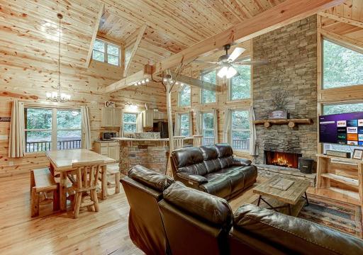 Amazing 4 Bed Family Cabin w Game Room - Housity