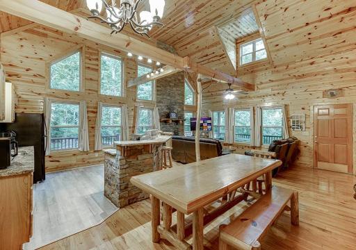 Amazing 4 Bed Family Cabin w Game Room - Housity