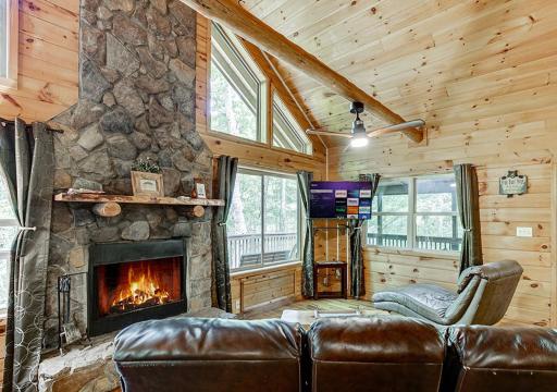 2 Person Jacuzzi Spa w Creekside Firepit - Housity