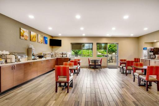 Comfort Inn Airport - Housity