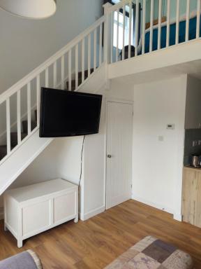 1 Bedroom House with Garden and off road private parking - Housity