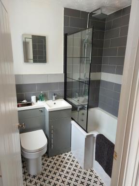 1 Bedroom House with Garden and off road private parking - Housity