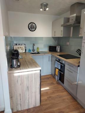 1 Bedroom House with Garden and off road private parking - Housity