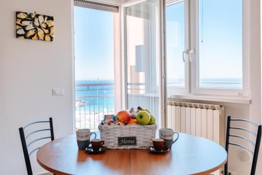DONNA APOLLONIA home holiday - Hizvo