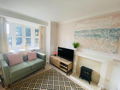 Coastal 2 bedroom maisonette with parking - Housity