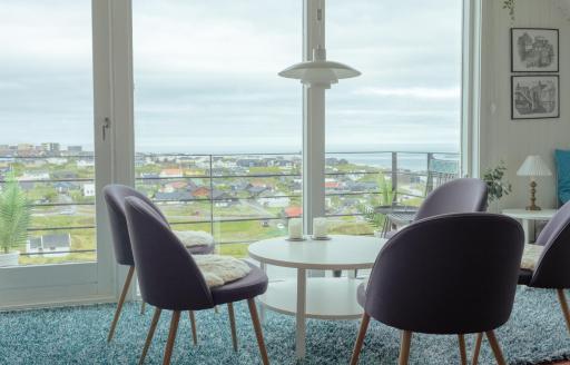 Great 3 BR Loft Apt / Views / Free Parking - Housity
