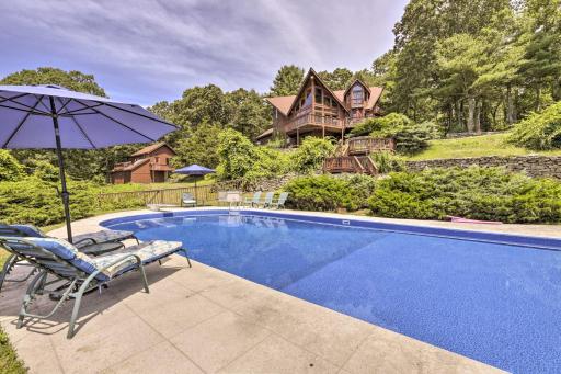Private Guest House w/ Deck + Spectacular Views! - Housity