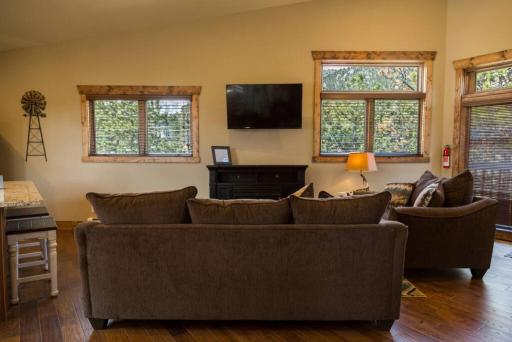 Spacious 2nd story loft with awesome views - Housity