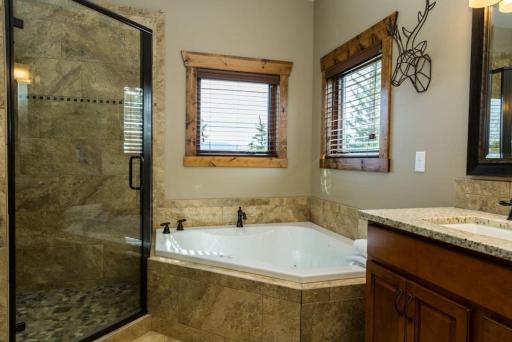 Spacious 2nd story loft with awesome views - Housity