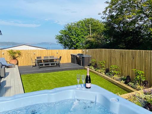 Waves Falmouth-hot tub games room very close to Swanpool beach and Falmouth GC - Housity