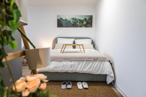 Modern Studio good located Balcony King Bed - Housity