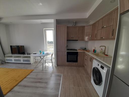Modern 1-bedroom condo with pool - Housity