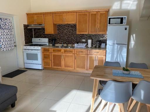 Lovely 2 Bedroom Apartment in Quiet Neighborhood! - Housity