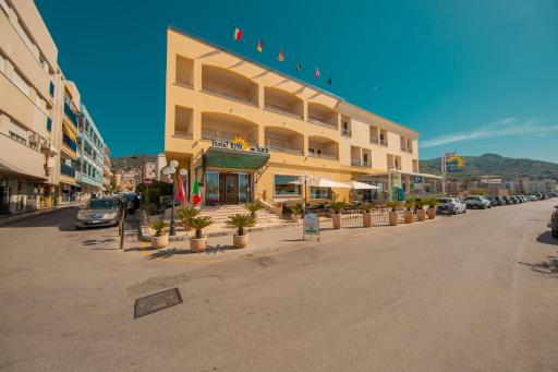 Hotel Riva Del Sole - Housity