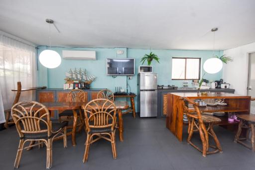 8 Colors Beach House Resort - Housity
