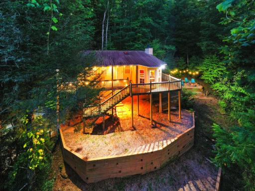 Cozy Cabin Retreat - Hot Tub, Fireplace & Fire Pit - Housity