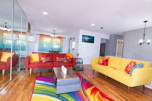 Cheerful & Beautiful 3-Bedroom High Ranch With Free Parking - Housity