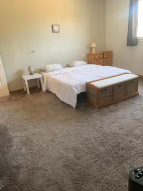 Petit appartement sympa une chambre grand salon salle à manger deux lits dans le salon cuisine - Housity